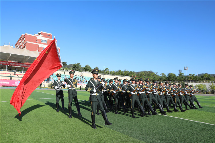 軍姿凜凜振雄風，抖擻精神天藝人