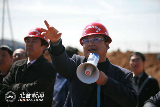 天藝現場總指揮羅國義介紹校園