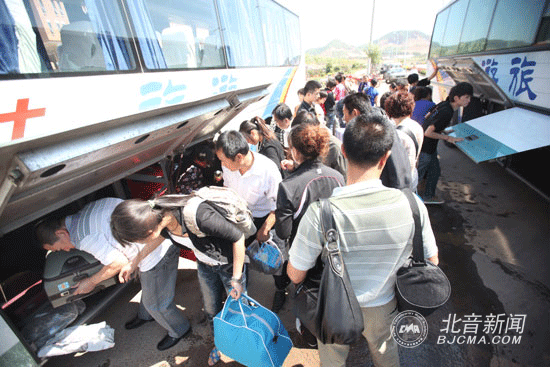 “天藝”接送新生的校車滿載新生而歸