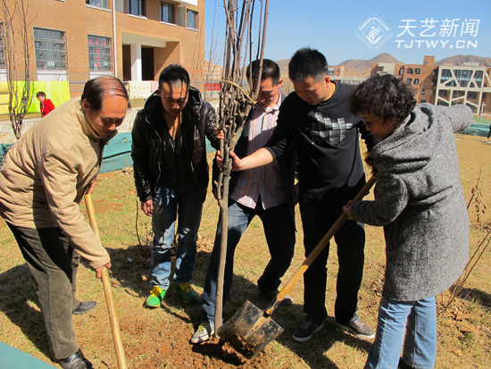 我院開展“十年樹木百年樹人-學子林”植樹活動