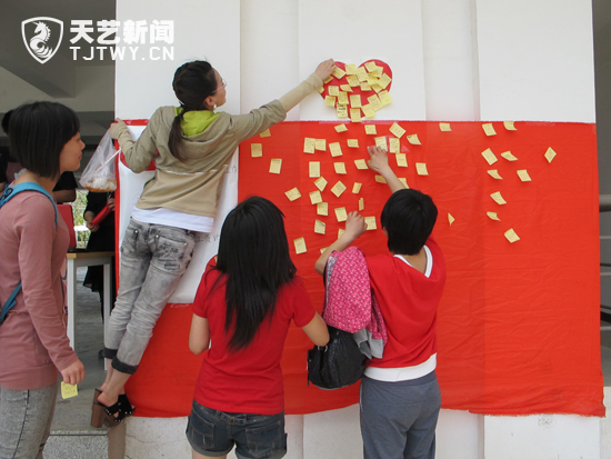 傳媒學院舉辦母親節簽名送祝福活動