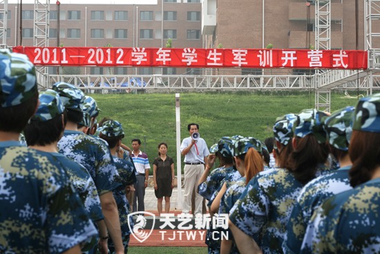 北京現代音樂學院盤山校區2011級新生軍訓開營儀式正式啟動