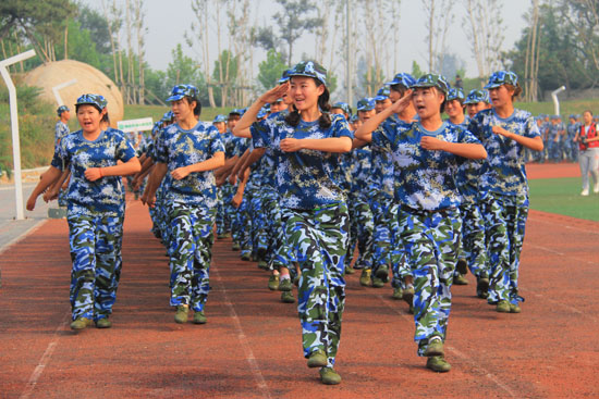 我院2012級新生軍訓閱兵式暨開學典禮順利舉行