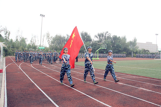 2014新生軍訓閱兵式暨表彰大會順利舉行 新生走向新生活